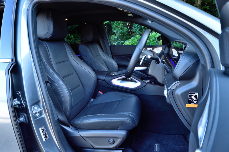 GLE クーペは先代モデルからホイールベースが20mm拡大され、広く快適な室内空間を実現。ホイールベースの伸長により、乗降性が向上するとともに乗員のレッグルームを確保し、室内の収納スペース容量は合計40L増加。また、ラゲッジルームの容量は655～1790Lと先代モデルより70L増加した。AIRMATIC サスペンションを標準装備し、荷物を積み下ろす際にはボタンを押すだけでテールエンドを50mm下げる機能も備える