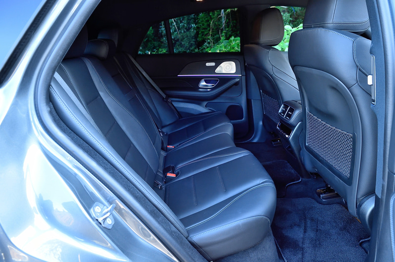 GLE クーペは先代モデルからホイールベースが20mm拡大され、広く快適な室内空間を実現。ホイールベースの伸長により、乗降性が向上するとともに乗員のレッグルームを確保し、室内の収納スペース容量は合計40L増加。また、ラゲッジルームの容量は655～1790Lと先代モデルより70L増加した。AIRMATIC サスペンションを標準装備し、荷物を積み下ろす際にはボタンを押すだけでテールエンドを50mm下げる機能も備える