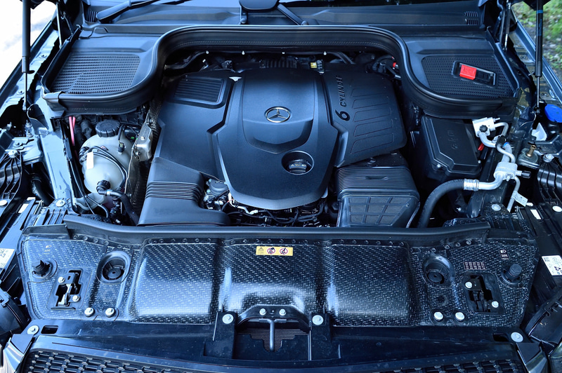 6月に受注を開始した新型「GLE クーペ」。試乗車は「GLE 400 d 4MATIC クーペ Sports」（1186万円）で、ボディサイズは4955×2020×1715mm（全長×全幅×全高）、ホイールベースは2935mm。7名乗車のSUV「GLE」をベースに、5名乗車のクーペスタイルを採用してスタイリッシュでSUVらしい存在感、走行性能、利便性を備えたモデルとして2016年に誕生。2代目となる新型GLE クーペは、SUVクーペとしての個性を引き継ぎながら内外装デザインを一新した