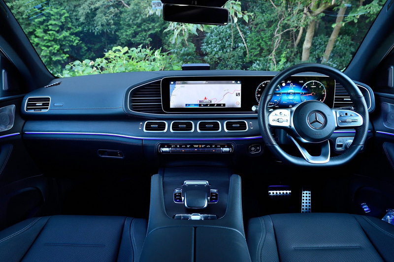 GLE クーペは先代モデルからホイールベースが20mm拡大され、広く快適な室内空間を実現。ホイールベースの伸長により、乗降性が向上するとともに乗員のレッグルームを確保し、室内の収納スペース容量は合計40L増加。また、ラゲッジルームの容量は655～1790Lと先代モデルより70L増加した。AIRMATIC サスペンションを標準装備し、荷物を積み下ろす際にはボタンを押すだけでテールエンドを50mm下げる機能も備える