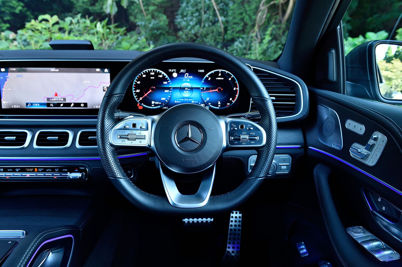 GLE クーペは先代モデルからホイールベースが20mm拡大され、広く快適な室内空間を実現。ホイールベースの伸長により、乗降性が向上するとともに乗員のレッグルームを確保し、室内の収納スペース容量は合計40L増加。また、ラゲッジルームの容量は655～1790Lと先代モデルより70L増加した。AIRMATIC サスペンションを標準装備し、荷物を積み下ろす際にはボタンを押すだけでテールエンドを50mm下げる機能も備える