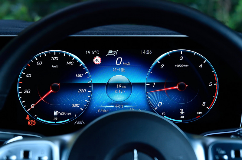 GLE クーペは先代モデルからホイールベースが20mm拡大され、広く快適な室内空間を実現。ホイールベースの伸長により、乗降性が向上するとともに乗員のレッグルームを確保し、室内の収納スペース容量は合計40L増加。また、ラゲッジルームの容量は655～1790Lと先代モデルより70L増加した。AIRMATIC サスペンションを標準装備し、荷物を積み下ろす際にはボタンを押すだけでテールエンドを50mm下げる機能も備える