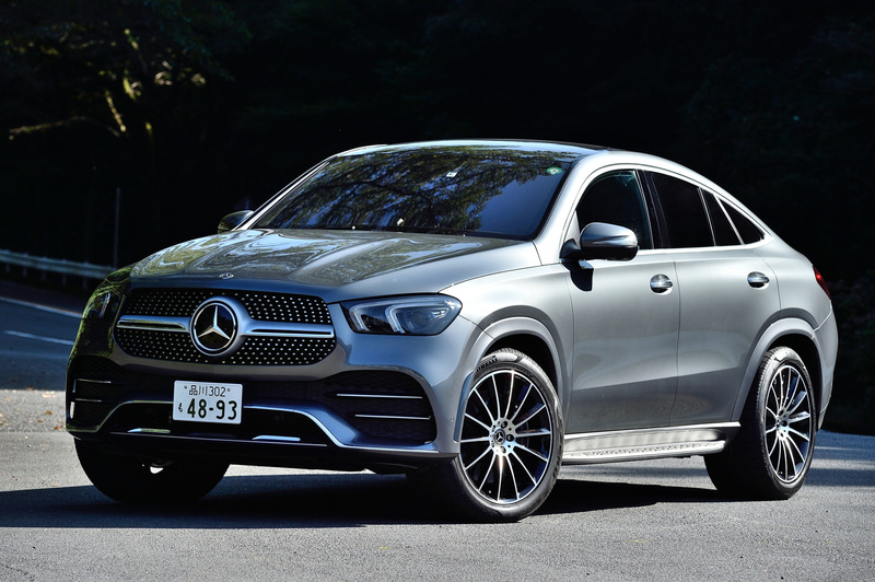 6月に受注を開始した新型「GLE クーペ」。試乗車は「GLE 400 d 4MATIC クーペ Sports」（1186万円）で、ボディサイズは4955×2020×1715mm（全長×全幅×全高）、ホイールベースは2935mm。7名乗車のSUV「GLE」をベースに、5名乗車のクーペスタイルを採用してスタイリッシュでSUVらしい存在感、走行性能、利便性を備えたモデルとして2016年に誕生。2代目となる新型GLE クーペは、SUVクーペとしての個性を引き継ぎながら内外装デザインを一新した