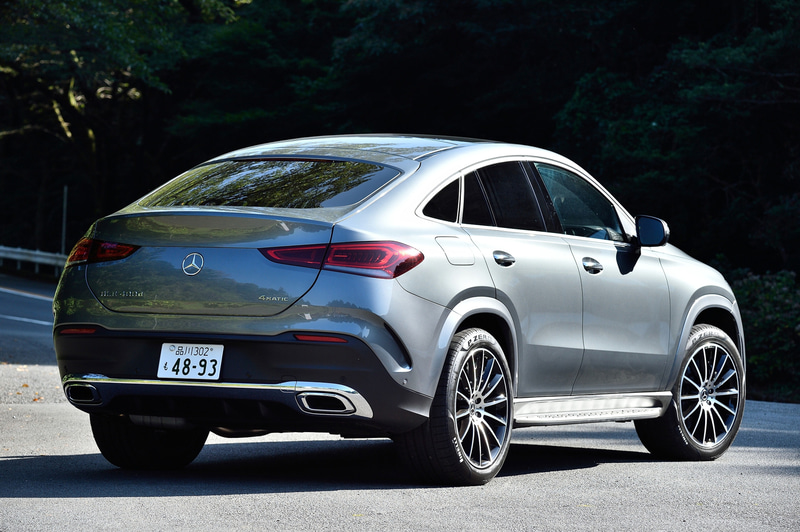 6月に受注を開始した新型「GLE クーペ」。試乗車は「GLE 400 d 4MATIC クーペ Sports」（1186万円）で、ボディサイズは4955×2020×1715mm（全長×全幅×全高）、ホイールベースは2935mm。7名乗車のSUV「GLE」をベースに、5名乗車のクーペスタイルを採用してスタイリッシュでSUVらしい存在感、走行性能、利便性を備えたモデルとして2016年に誕生。2代目となる新型GLE クーペは、SUVクーペとしての個性を引き継ぎながら内外装デザインを一新した