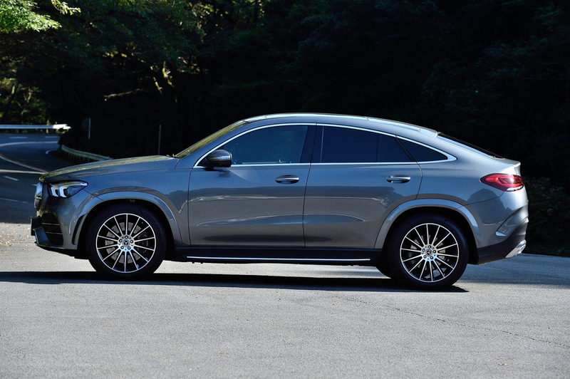 6月に受注を開始した新型「GLE クーペ」。試乗車は「GLE 400 d 4MATIC クーペ Sports」（1186万円）で、ボディサイズは4955×2020×1715mm（全長×全幅×全高）、ホイールベースは2935mm。7名乗車のSUV「GLE」をベースに、5名乗車のクーペスタイルを採用してスタイリッシュでSUVらしい存在感、走行性能、利便性を備えたモデルとして2016年に誕生。2代目となる新型GLE クーペは、SUVクーペとしての個性を引き継ぎながら内外装デザインを一新した