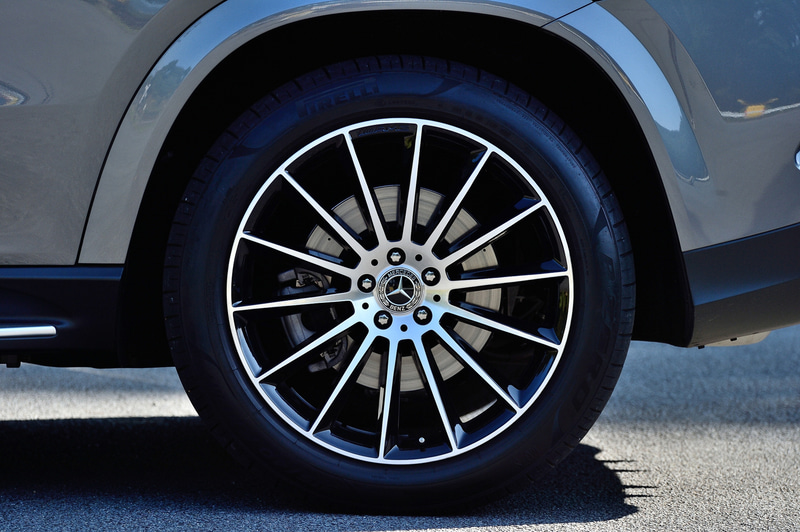 6月に受注を開始した新型「GLE クーペ」。試乗車は「GLE 400 d 4MATIC クーペ Sports」（1186万円）で、ボディサイズは4955×2020×1715mm（全長×全幅×全高）、ホイールベースは2935mm。7名乗車のSUV「GLE」をベースに、5名乗車のクーペスタイルを採用してスタイリッシュでSUVらしい存在感、走行性能、利便性を備えたモデルとして2016年に誕生。2代目となる新型GLE クーペは、SUVクーペとしての個性を引き継ぎながら内外装デザインを一新した