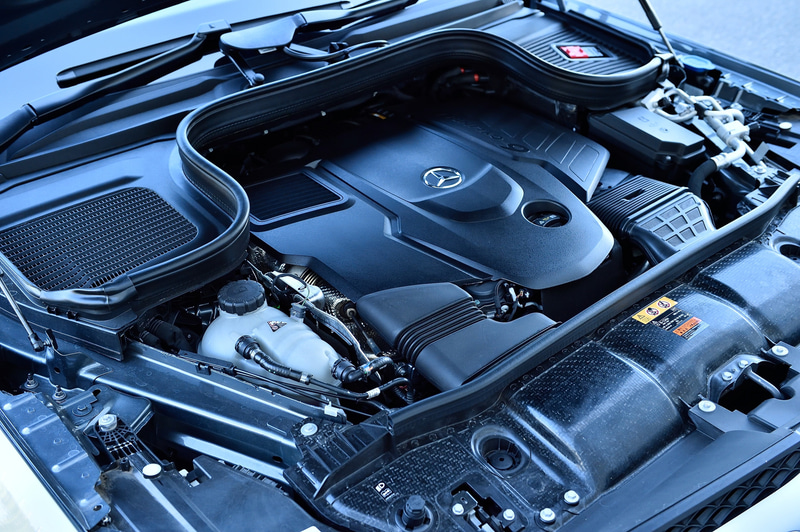 3月に発売された最上級SUV「GLS」。試乗車は「GLS 400 d 4MATIC」(1263万円)で、ボディサイズは5220×2030×1825mm(全長×全幅×全高)、ホイールベースは3135mm。3世代目となる新型GLSでは、内外装デザインを一新して最新技術と装備を搭載。上記のGLE クーペとともに、直列6気筒 3.0リッターディーゼルターボ「OM656」型エンジンを備え、最高出力243kW(330PS)/3600-4200rpm、最大トルク700Nm(71.4kgfm)/1200-3200rpmを発生。WLTCモード燃費はGLE クーペが11.7km/L、GLSが10.9km/L