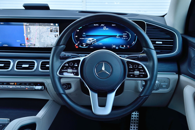 新型GLSは、先代モデルから60mmホイールベースが延長され、居住性と積載性が向上。特に2列目シートには電動シートバックによる前後スライド機能を採用しており、最も後方にスライドさせることでレッグルームが87mm拡大する。40：20：40分割可倒式バックレストや左右ヘッドレストの高さは電動調整式となり、全モデル標準装備の3列目シート（2人掛け）は可倒式ながら身長194cmの乗員まで対応し、フレキシブルなシートアレンジが可能になっている