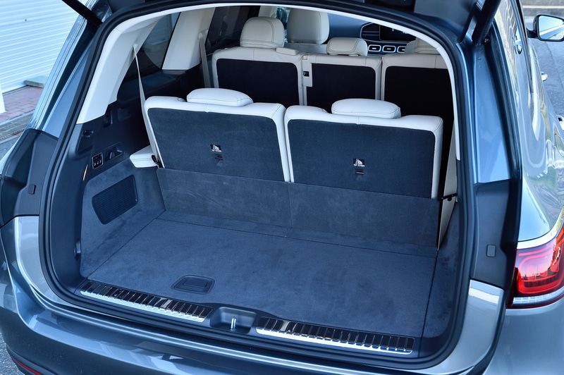 新型GLSは、先代モデルから60mmホイールベースが延長され、居住性と積載性が向上。特に2列目シートには電動シートバックによる前後スライド機能を採用しており、最も後方にスライドさせることでレッグルームが87mm拡大する。40：20：40分割可倒式バックレストや左右ヘッドレストの高さは電動調整式となり、全モデル標準装備の3列目シート（2人掛け）は可倒式ながら身長194cmの乗員まで対応し、フレキシブルなシートアレンジが可能になっている