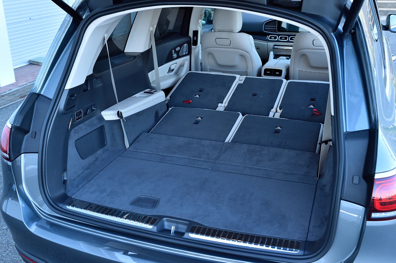 新型GLSは、先代モデルから60mmホイールベースが延長され、居住性と積載性が向上。特に2列目シートには電動シートバックによる前後スライド機能を採用しており、最も後方にスライドさせることでレッグルームが87mm拡大する。40：20：40分割可倒式バックレストや左右ヘッドレストの高さは電動調整式となり、全モデル標準装備の3列目シート（2人掛け）は可倒式ながら身長194cmの乗員まで対応し、フレキシブルなシートアレンジが可能になっている