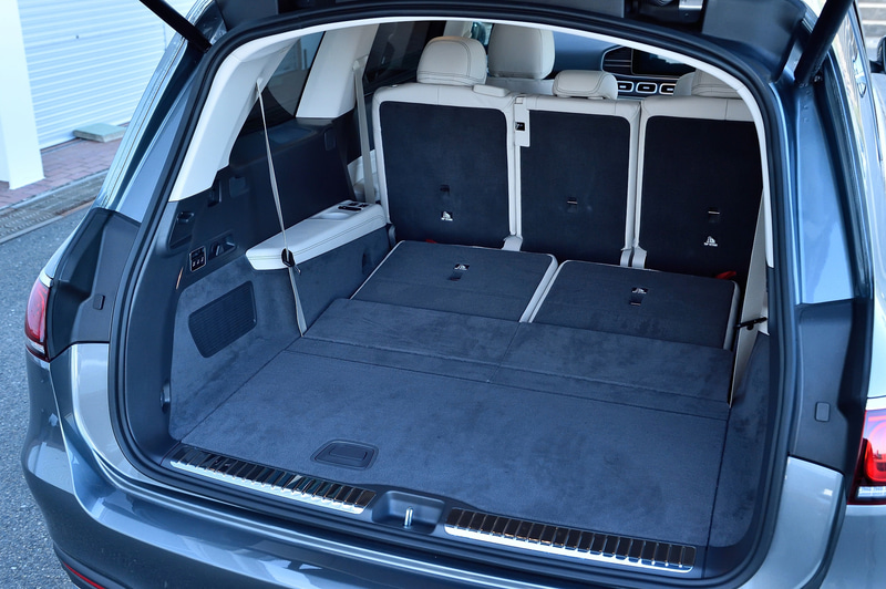 新型GLSは、先代モデルから60mmホイールベースが延長され、居住性と積載性が向上。特に2列目シートには電動シートバックによる前後スライド機能を採用しており、最も後方にスライドさせることでレッグルームが87mm拡大する。40：20：40分割可倒式バックレストや左右ヘッドレストの高さは電動調整式となり、全モデル標準装備の3列目シート（2人掛け）は可倒式ながら身長194cmの乗員まで対応し、フレキシブルなシートアレンジが可能になっている