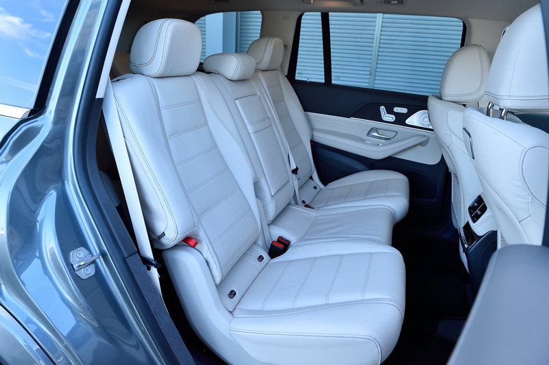 新型GLSは、先代モデルから60mmホイールベースが延長され、居住性と積載性が向上。特に2列目シートには電動シートバックによる前後スライド機能を採用しており、最も後方にスライドさせることでレッグルームが87mm拡大する。40：20：40分割可倒式バックレストや左右ヘッドレストの高さは電動調整式となり、全モデル標準装備の3列目シート（2人掛け）は可倒式ながら身長194cmの乗員まで対応し、フレキシブルなシートアレンジが可能になっている