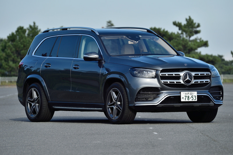 3月に発売された最上級SUV「GLS」。試乗車は「GLS 400 d 4MATIC」（1263万円）で、ボディサイズは5220×2030×1825mm（全長×全幅×全高）、ホイールベースは3135mm。3世代目となる新型GLSでは、内外装デザインを一新して最新技術と装備を搭載。上記のGLE クーペとともに、直列6気筒 3.0リッターディーゼルターボ「OM656」型エンジンを備え、最高出力243kW（330PS）/3600-4200rpm、最大トルク700Nm（71.4kgfm）/1200-3200rpmを発生。WLTCモード燃費はGLE クーペが11.7km/L、GLSが10.9km/L