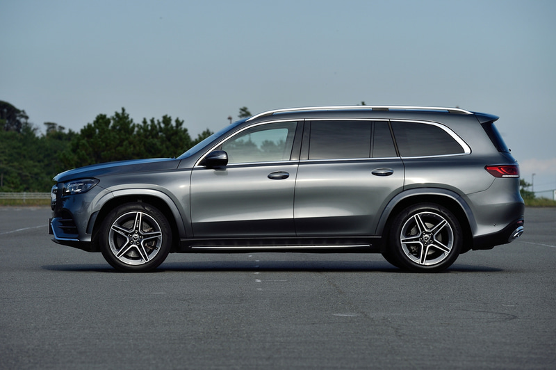 3月に発売された最上級SUV「GLS」。試乗車は「GLS 400 d 4MATIC」(1263万円)で、ボディサイズは5220×2030×1825mm(全長×全幅×全高)、ホイールベースは3135mm。3世代目となる新型GLSでは、内外装デザインを一新して最新技術と装備を搭載。上記のGLE クーペとともに、直列6気筒 3.0リッターディーゼルターボ「OM656」型エンジンを備え、最高出力243kW(330PS)/3600-4200rpm、最大トルク700Nm(71.4kgfm)/1200-3200rpmを発生。WLTCモード燃費はGLE クーペが11.7km/L、GLSが10.9km/L