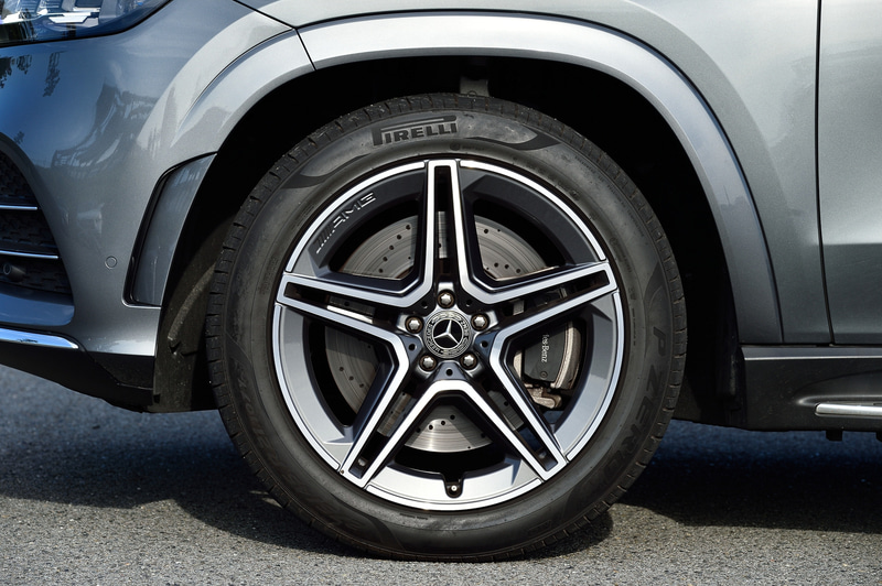 3月に発売された最上級SUV「GLS」。試乗車は「GLS 400 d 4MATIC」(1263万円)で、ボディサイズは5220×2030×1825mm(全長×全幅×全高)、ホイールベースは3135mm。3世代目となる新型GLSでは、内外装デザインを一新して最新技術と装備を搭載。上記のGLE クーペとともに、直列6気筒 3.0リッターディーゼルターボ「OM656」型エンジンを備え、最高出力243kW(330PS)/3600-4200rpm、最大トルク700Nm(71.4kgfm)/1200-3200rpmを発生。WLTCモード燃費はGLE クーペが11.7km/L、GLSが10.9km/L