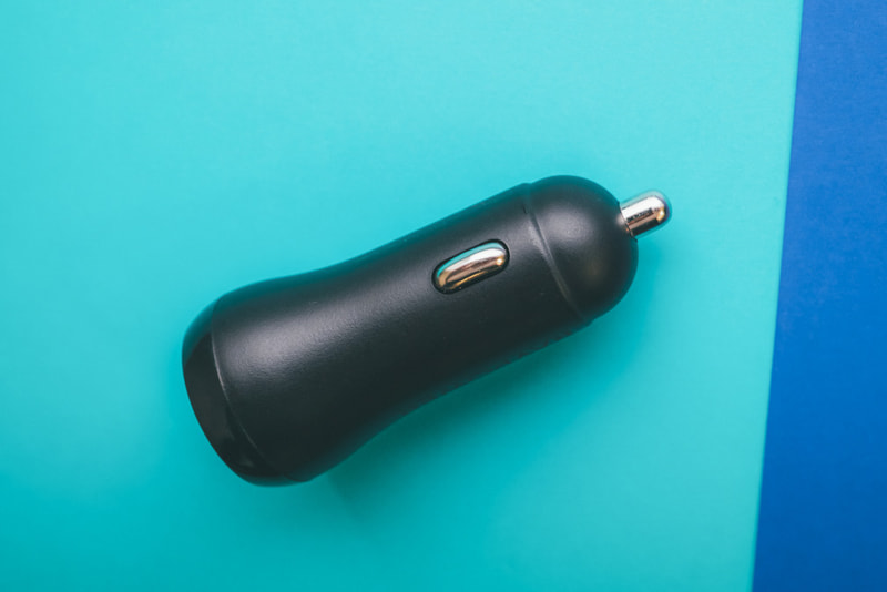 27.2×27.2×58.1mmのコンパクトサイズで、充電ポートはUSB Aタイプ（最大12W）とUSB Cタイプ（最大16W）の2口を搭載し、最大2台まで同時充電可能