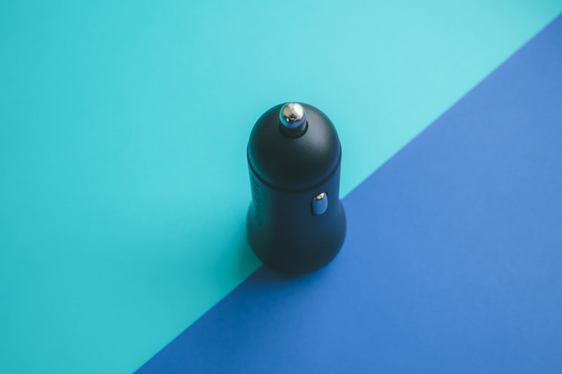 27.2×27.2×58.1mmのコンパクトサイズで、充電ポートはUSB Aタイプ（最大12W）とUSB Cタイプ（最大16W）の2口を搭載し、最大2台まで同時充電可能