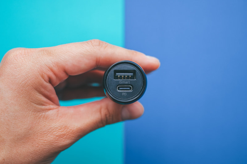 27.2×27.2×58.1mmのコンパクトサイズで、充電ポートはUSB Aタイプ（最大12W）とUSB Cタイプ（最大16W）の2口を搭載し、最大2台まで同時充電可能