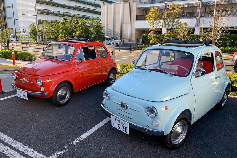 チンクエチェント。赤いのがガソリン車、空色はEVです。外観、内装は変わりません