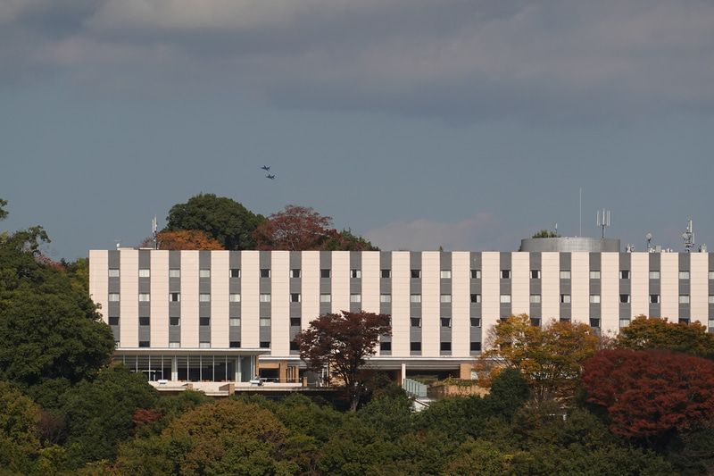 秋晴れの空の下、ホテルツインリンク上空を緩旋回する2機のF-2B