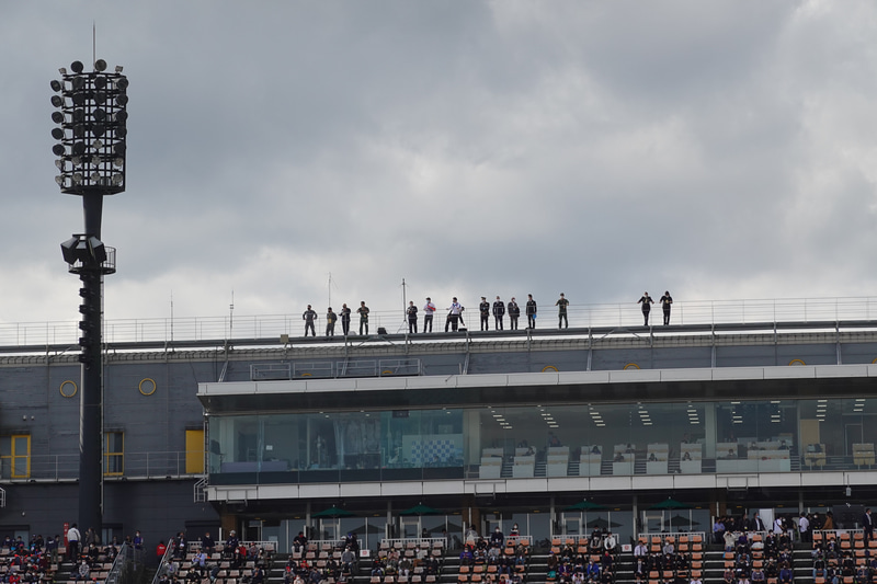 グランドスタンド屋上に設置された臨時基地局。ここがショーセンターとなっていた