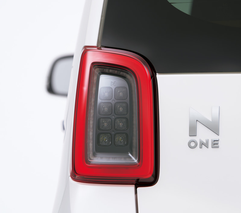 四角いWリングが特長的なフルLEDリアコンビネーションランプ