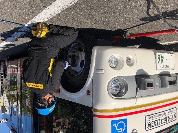 通知を受けた整備店スタッフが現場に出動し、タブレット端末でタイヤトラブル情報を確認。タイヤを補修した後、自動運転が復帰するまでの一連の流れを確認した