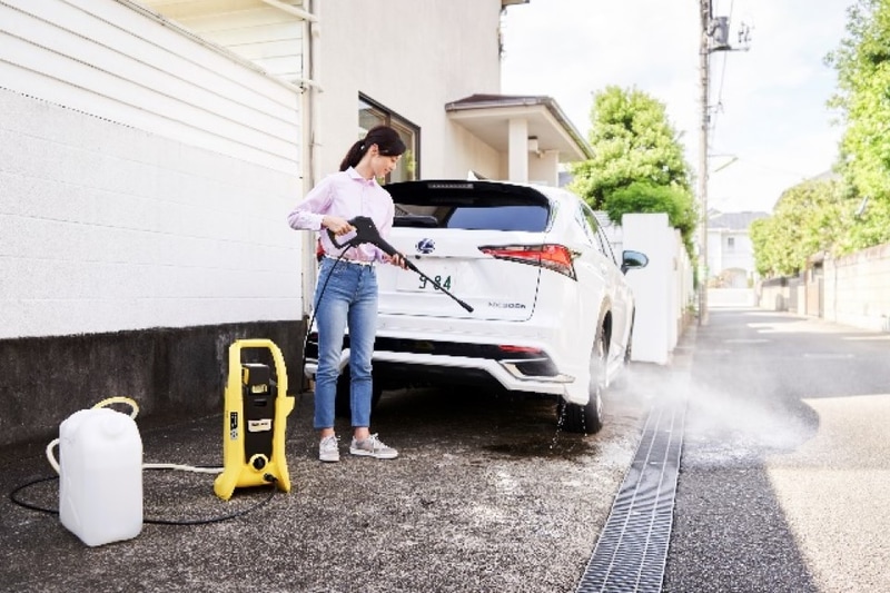 【コードレス高圧洗浄機K2バッテリーセット】機動力にすぐれたパワフルなコードレス高圧洗浄機。コードレスだから取り回しもよく、軽量なので持ち運びも楽。2階や3階のベランダ洗浄、電源が確保しづらいマンションの共有スペースでの洗車、玄関まわりなど、さまざまな場所に持ち運び、本格洗浄が可能