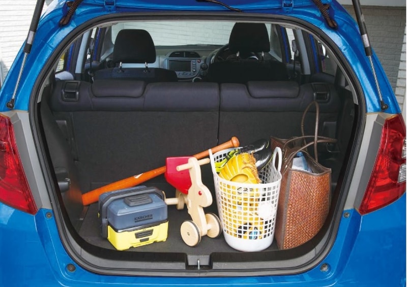 【マルチクリーナーOC 3】給水タンク一体型のバッテリー内蔵タイプの洗浄機。電源と水源がない場所でも簡単に洗浄できるので、自宅以外の場所でも活用できるのが特徴。クルマに積んで一緒に外出すれば、アウトドア後の土汚れ、お墓まわりの洗浄などにも活躍する