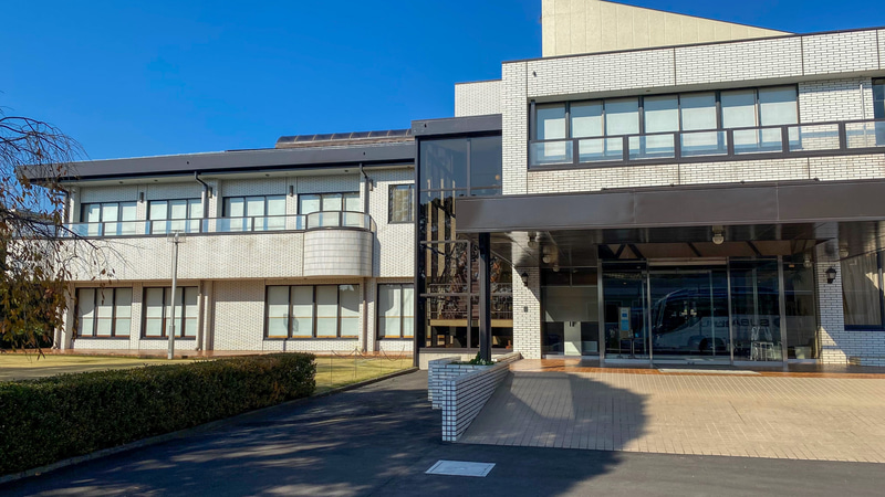 こちらが群馬県太田市にあるスバルゆかりのスポット、「雄飛荘」。お庭がきれいな建物で、1階には和洋中なんでもござれのレストラン「雄飛荘ロイアル」があります。無料駐車場があり、気軽に立ち寄れる雰囲気なので、お値打ちなボリューム満点ランチはぜひ一度味わってほしい！　ディナーやお弁当もありますよ