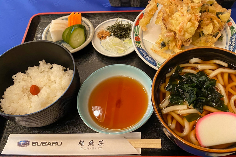 スバリストなら一度は食べたい!?　「スバル定食」がこちら。うどんにご飯、大きなかき揚げが2つも添えられていて、お昼から食べ過ぎ注意（笑）。確かに、働き盛り食べ盛りの若い人には、とってもいいですよね。この写真では、ご飯は少なめにしていただいてます。こちらは定番メニューなので、ディナータイムにもいただけますよ