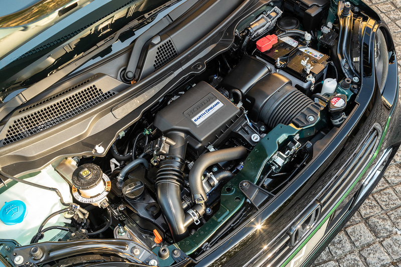 ターボのような出力のあるエンジンで激しいクラッチワークをするとエンジンの振れが大きくなるが、エンジンルームが狭いので、対策なしではホンダの基準をクリアできなかった