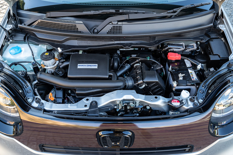 自然吸気エンジンにはバルブコントロール機構VTECを採用して、パワーと省燃費性を追求。排出ガスに関しても平成30年度規制75％削減という低排出ガス性能を達成している