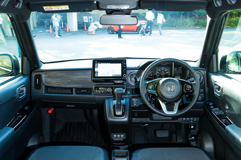 遮音材を多く使うだけでなくエンジンマウントには液封デバイスを使用するなど、初代N-ONEより静粛性を高めているのも特徴。なお、初代N-ONEはガソリンタンクが35リッター仕様だったが、新型は27リッター（4WDは25リッター）になっているので無給油で走れる距離は減っている。ただ、それでも400km近くは連続で走れるので不都合を感じることはないだろう