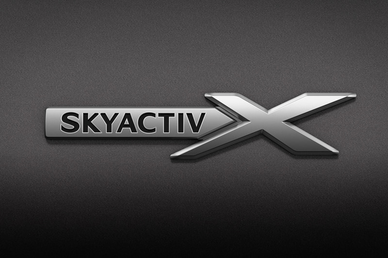 フロントフェンダー部の「SKYACTIV-X」バッヂ