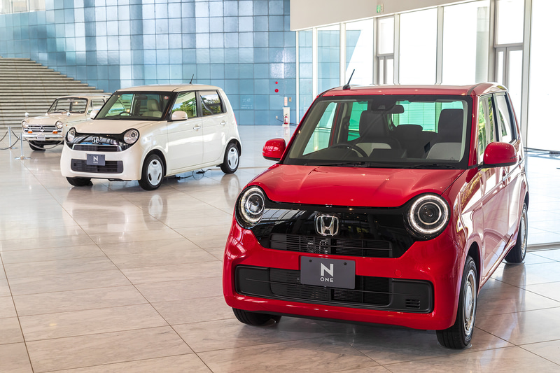 新型N-ONE（手前）と初代N-ONE（中央）、そしてN360（奥）