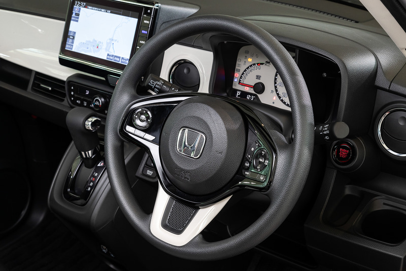 ステアリングの下部スポーク（ステアリングガーニッシュ）部分がプラチナホワイトになる。助手席前のフロントガーニッシュも同様