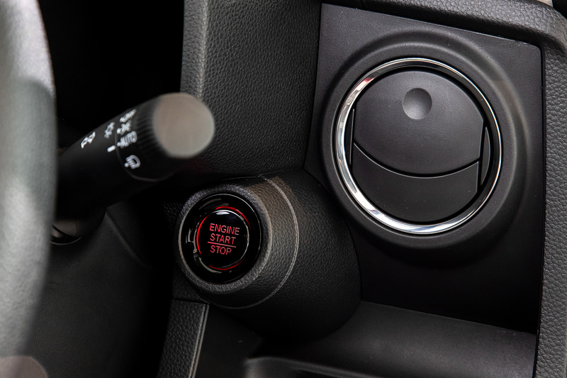 スタートスイッチはステアリングの右側