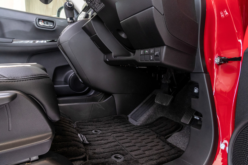 新型はフロントシートの足下がすっきりした