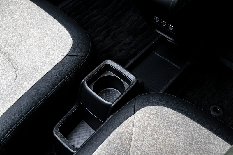 フロントシートはセパレートタイプに。その空間を利用してドリンクホルダーとトレーが用意された