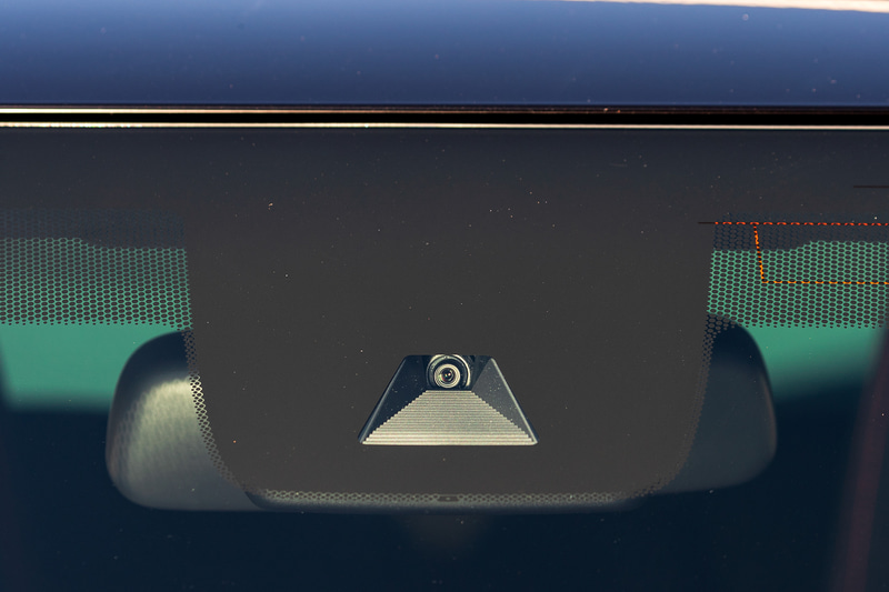 衝突被害軽減ブレーキなどを実現するホンダセンシングを搭載。車両や歩行者を検知するための歎願カメラがフロントウインドウ上部に設置される