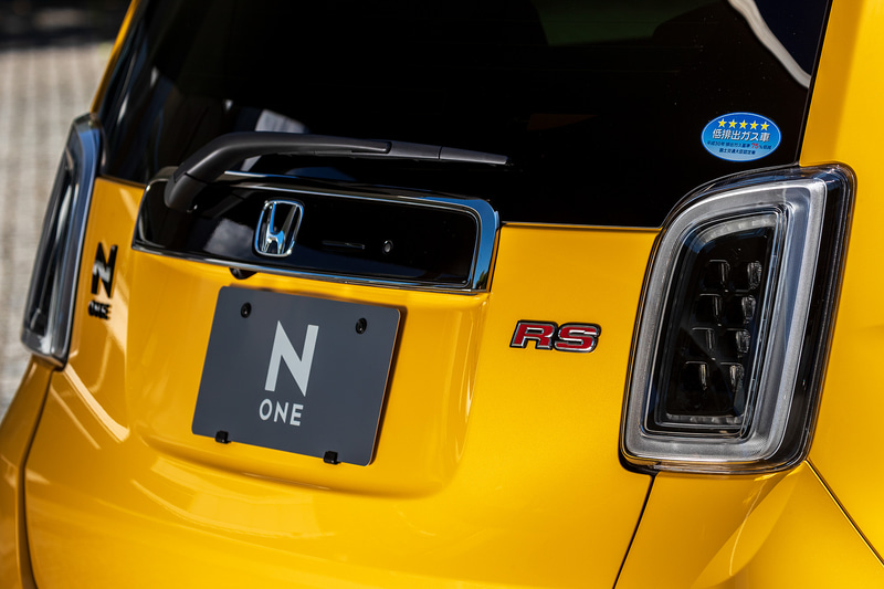 リアハッチにRSのバッヂが付く