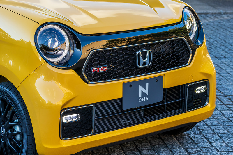 ヘッドライトだけでなくフォグランプもLEDを採用する