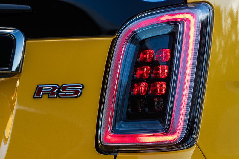 リアコンビランプの点灯パターン。オリジナル以外は周囲のレンズがクリアタイプになる