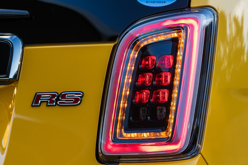 リアコンビランプの点灯パターン。オリジナル以外は周囲のレンズがクリアタイプになる