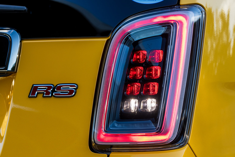 リアコンビランプの点灯パターン。オリジナル以外は周囲のレンズがクリアタイプになる