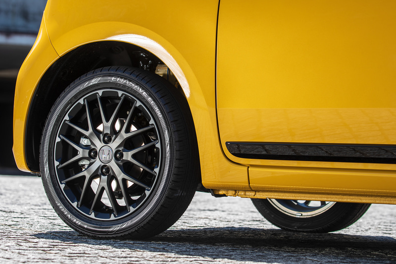 ターボ車のタイヤサイズは165/55R15。RSはマットブラックの専用アルミホイールを装着