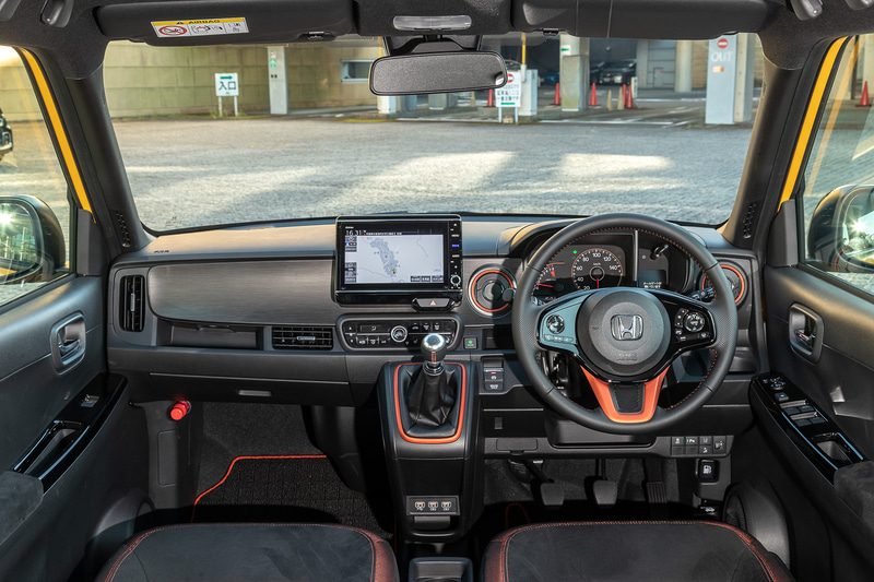 インテリアはブラックを基調にオレンジをアクセントに加えたレーシーなもの