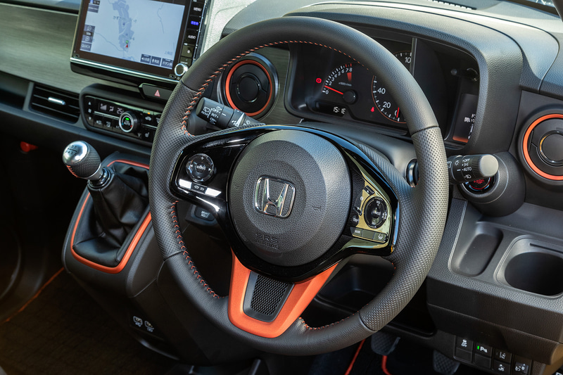 専用の本革巻きステアリングが標準