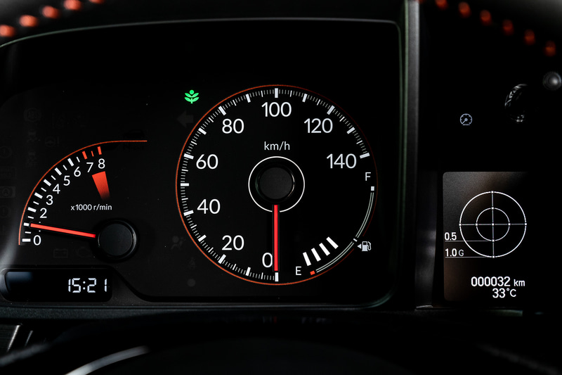 中央に大型のスピードメーター、左に異形のタコメーターを配置。右側には3.5インチ液晶を採用するマルチインフォメーションディスプレイを備える